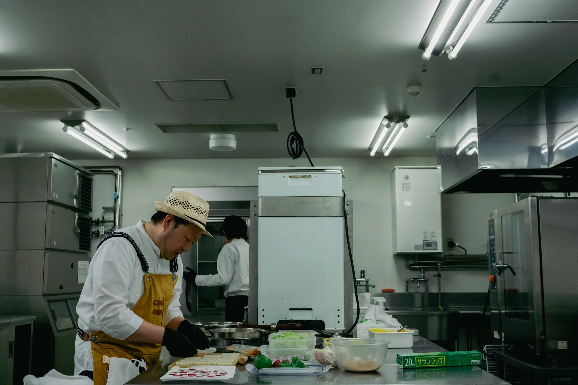 出張料理の会場で仕込みを行う料理人の葛西弘明